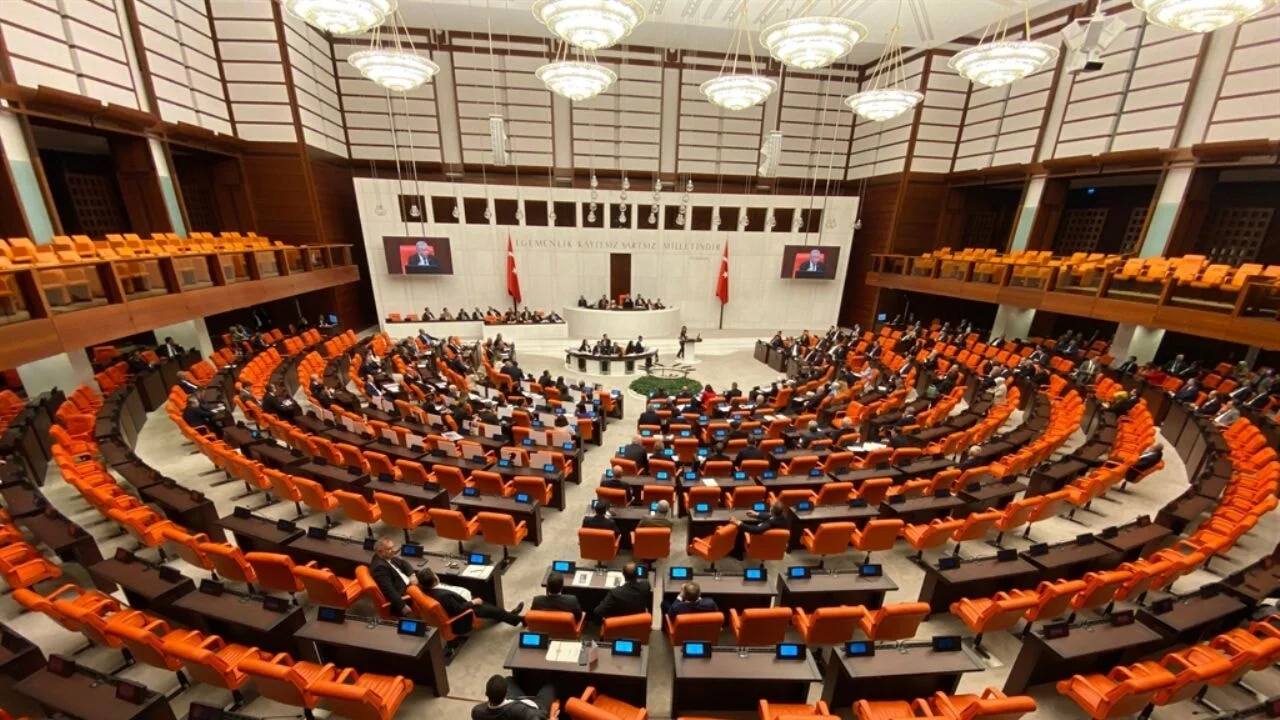 Meclis'te, Sırrı Süreyya Önder'in sağlık durumu nedeniyle 2 gün ara