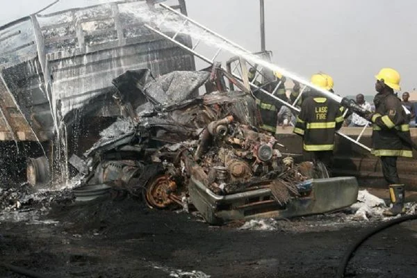 Otobüs ile üç otomobilin ölümcül çarpışması: En az 25 kişi hayatını kaybetti