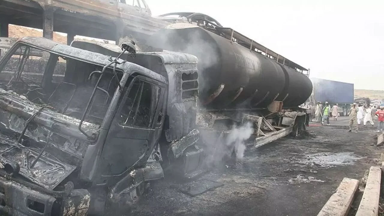 Pakistan'da tanker felaketi! Olay yerinde can pazarı yaşandı