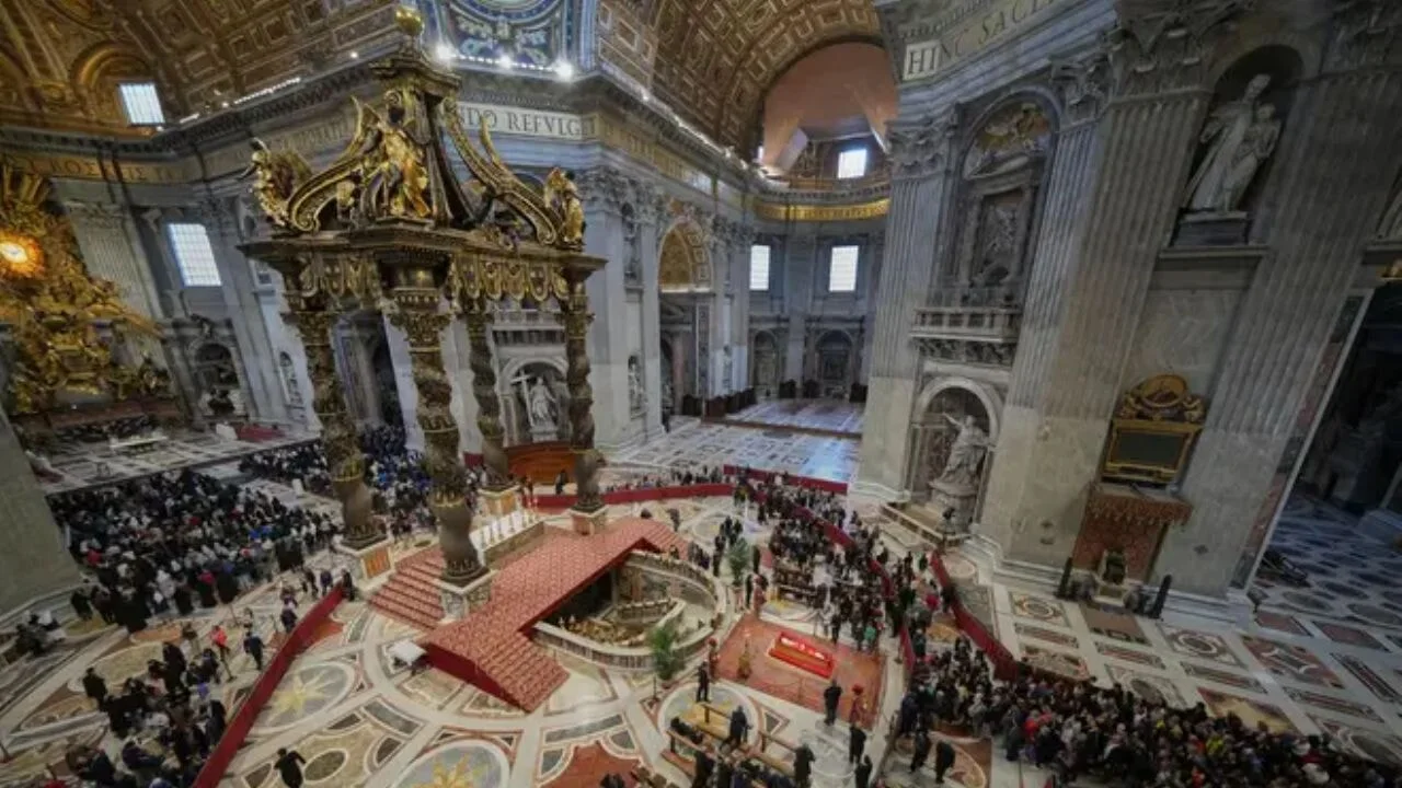 Papa Francis'in cenazesinde selfie çılgınlığı! Katoliklerden tepki