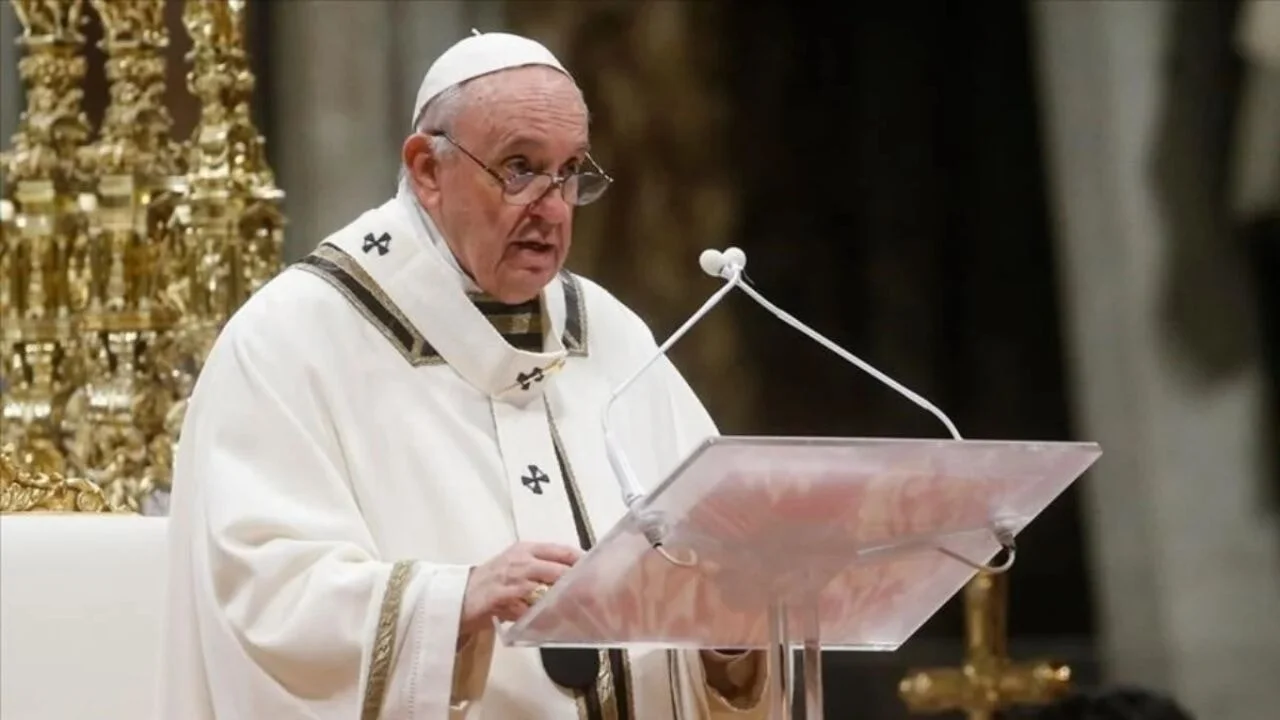 Papa Franciscus öldü