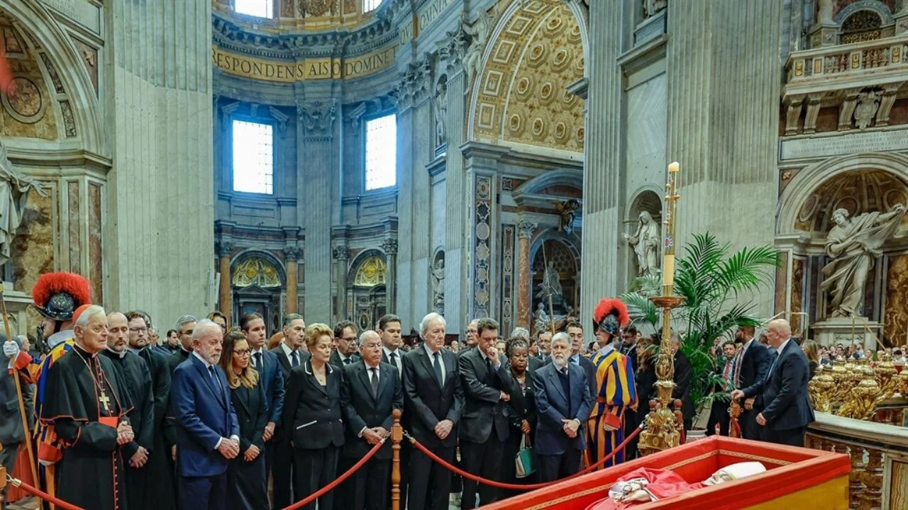 Papa Franciscus'un cenaze törenine 140 bin kişi katıldı
