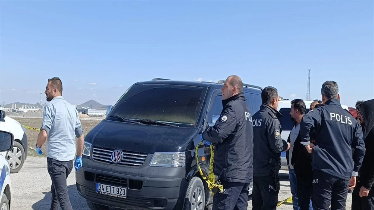 Park halindeki minibüste ölü bulundu