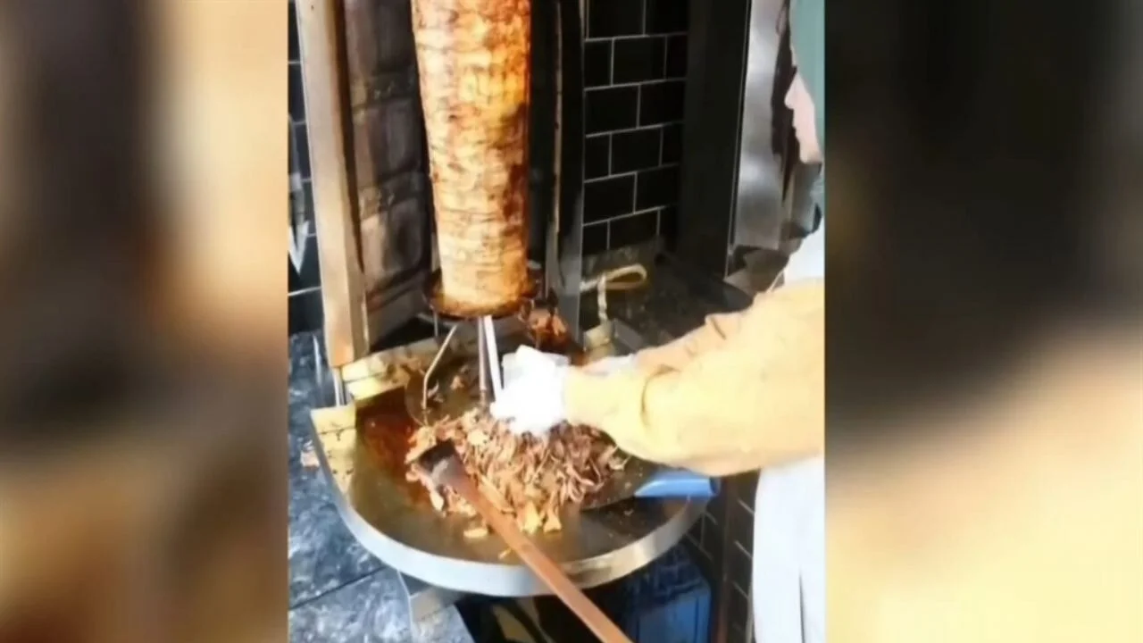 Pişmiş dönerin üzerine çiğ et eklerken yakalandılar
