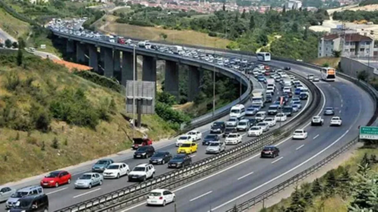 Ramazan Bayramı'nı da kapsayan 4 günde otoyollardan 8,4 milyon araç geçti