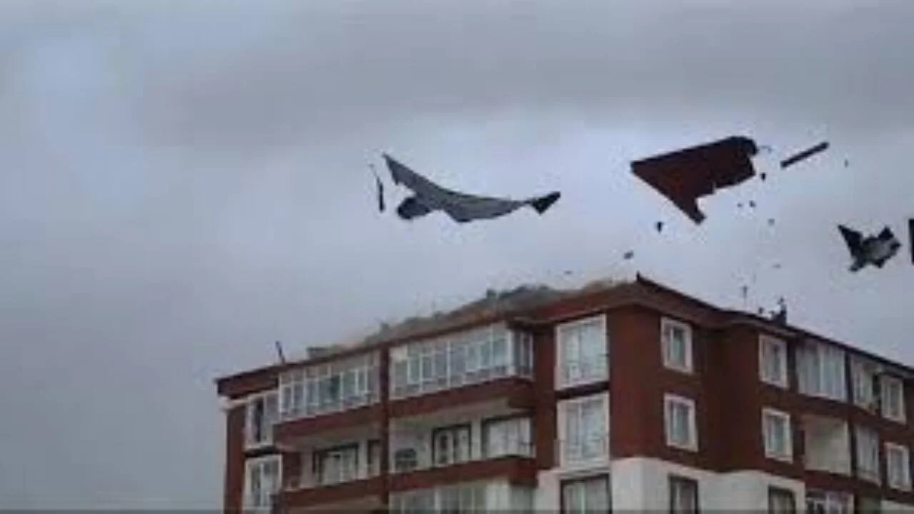 Rüzgar Hakkari'yi yerle bir etti! Birçok yaralı, onlarca ev hasarlı