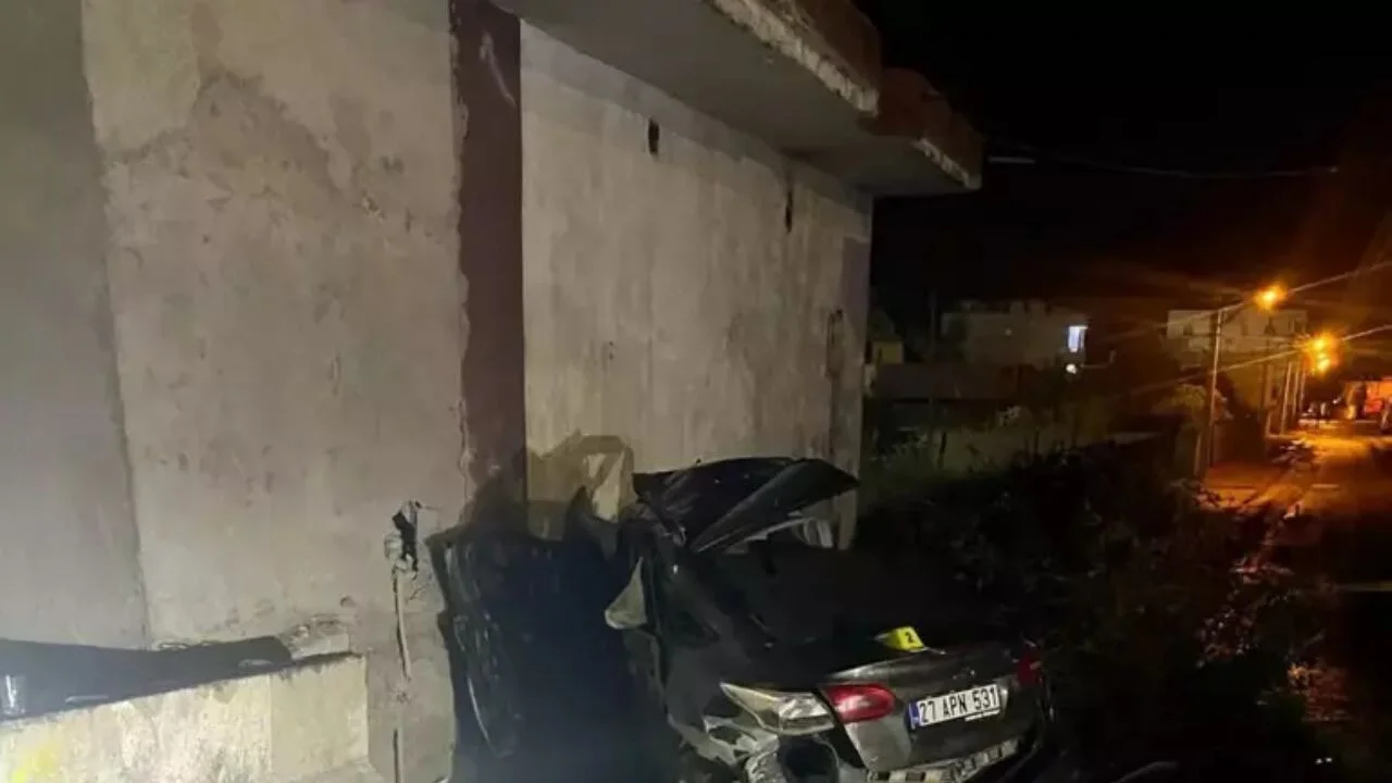 Silopi'de ölüm virajı! Kontrolden çıkan araç binaya girdi