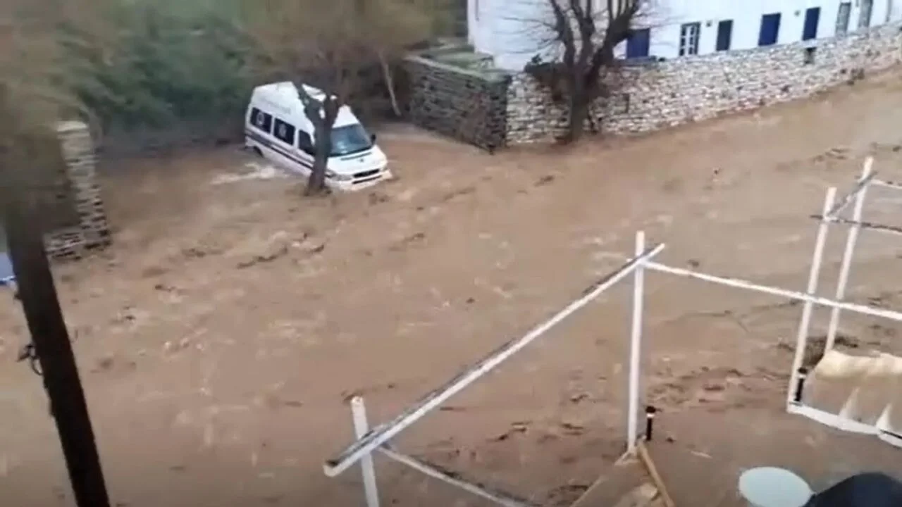 Yunanistan'ın Mikonos ve Paros Adaları'nda şiddetli fırtına sel ve yıkıma neden oldu