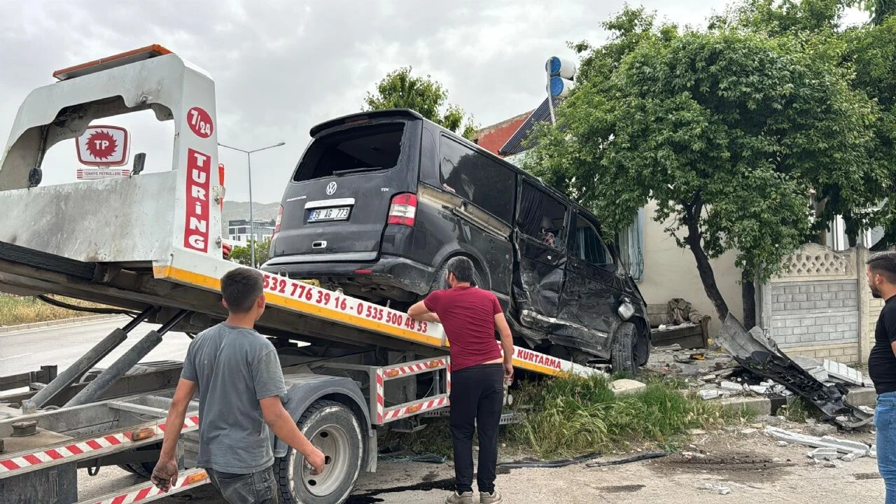Afyonkarahisar'da can pazarı: Minibüs ile kamyonet çarpıştı, ortalık savaş alanına döndü!