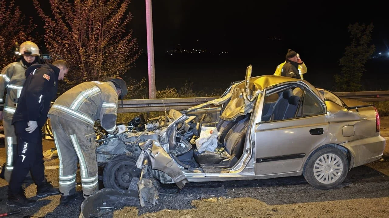 Bursa İnegöl'de otomobil kamyona çarptı: 1 ağır yaralı