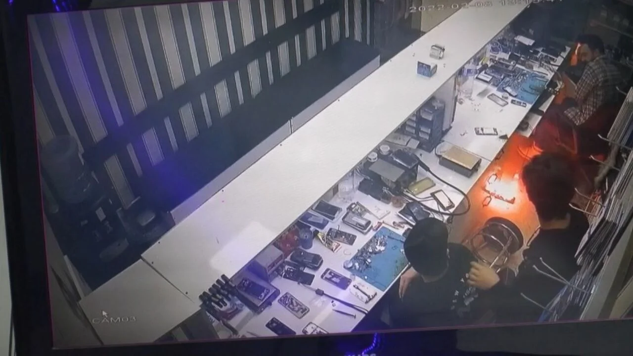 Cep telefonu bataryasının patlaması güvenlik kamerasında