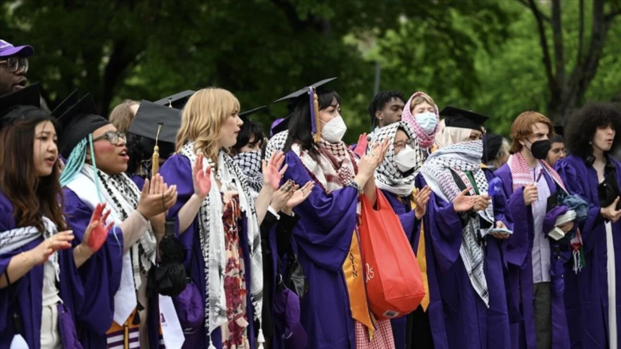 City College of New York (CCNY) Üniversitesinin mezuniyet töreninde öğrencilerden Gazze'ye destek