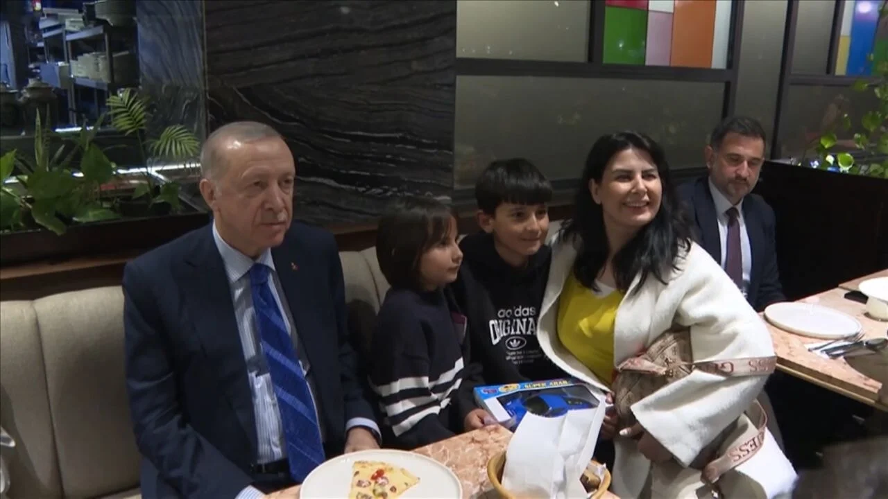 Cumhurbaşkanı Erdoğan, kafede vatandaşlarla sohbet etti