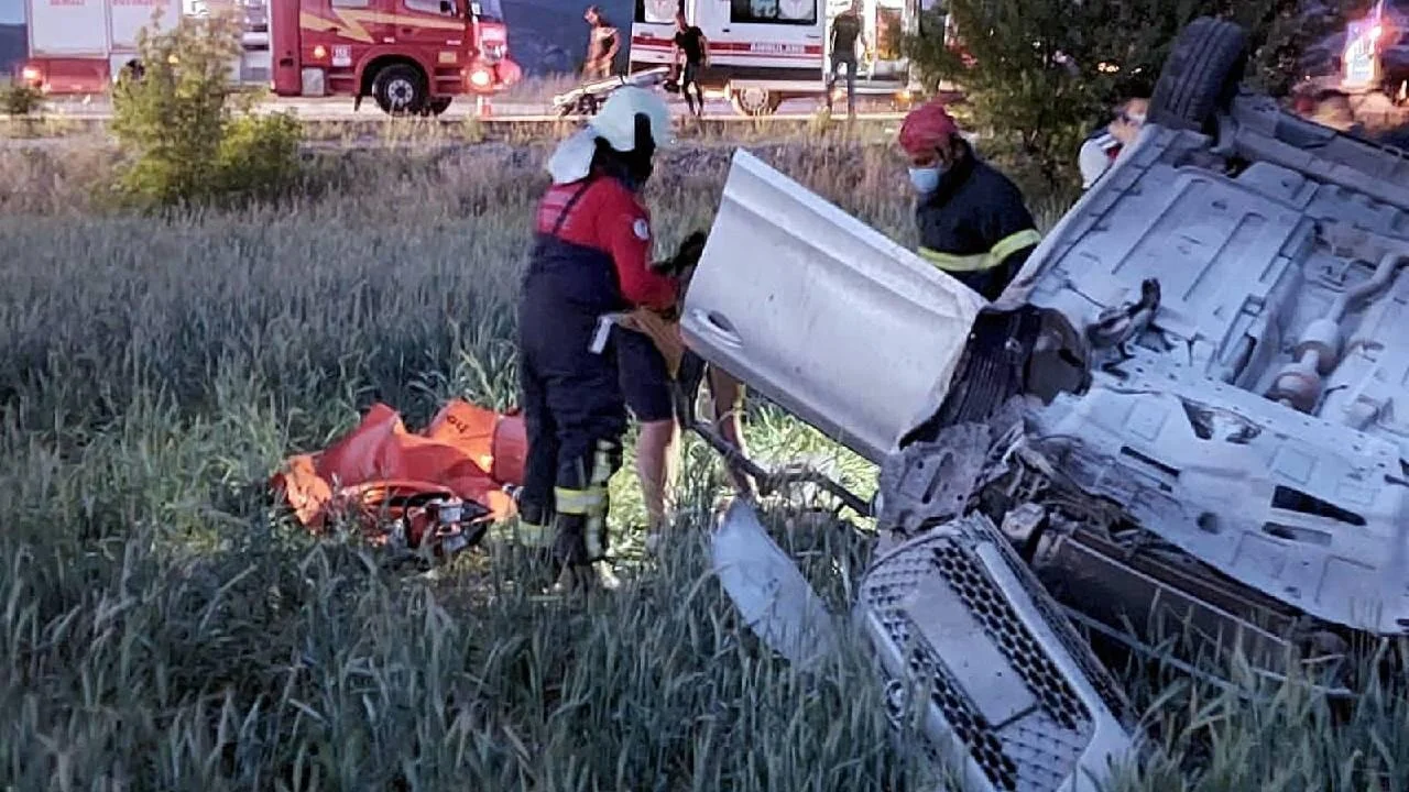 Denizli'de korkunç kaza! Gençlerin otomobili tarlaya uçtu