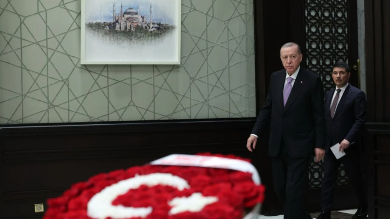Erdoğan'dan kritik açıklamalar... Bahçeli'den kabine toplantısına ay yıldızlı '102 gül'