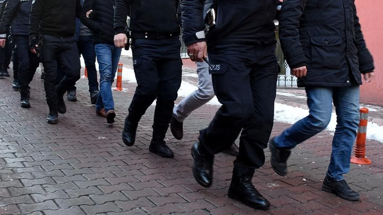 FETÖ operasyonu: 36'sı muvazzaf, 61 asker tutuklandı