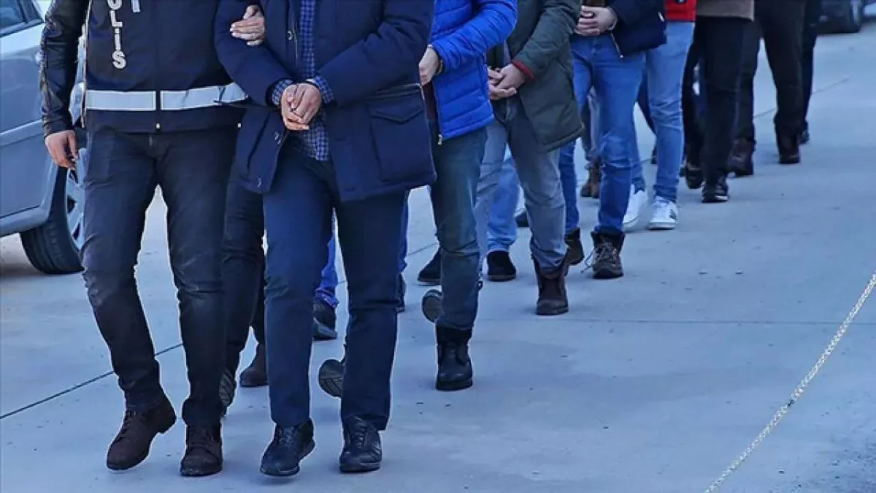 FETÖ operasyonunda 33 kişi gözaltına alındı, altınlar bulundu