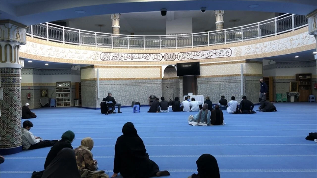 Fransa'da Kur'an-ı Kerim'lere saldırı! Mescidi savaş alanına çevirdiler