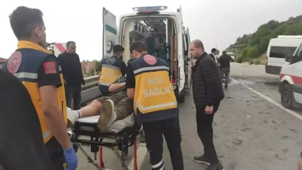 Gemlik'te korkunç kaza! Servis minibüsü ile otomobil çarpıştı