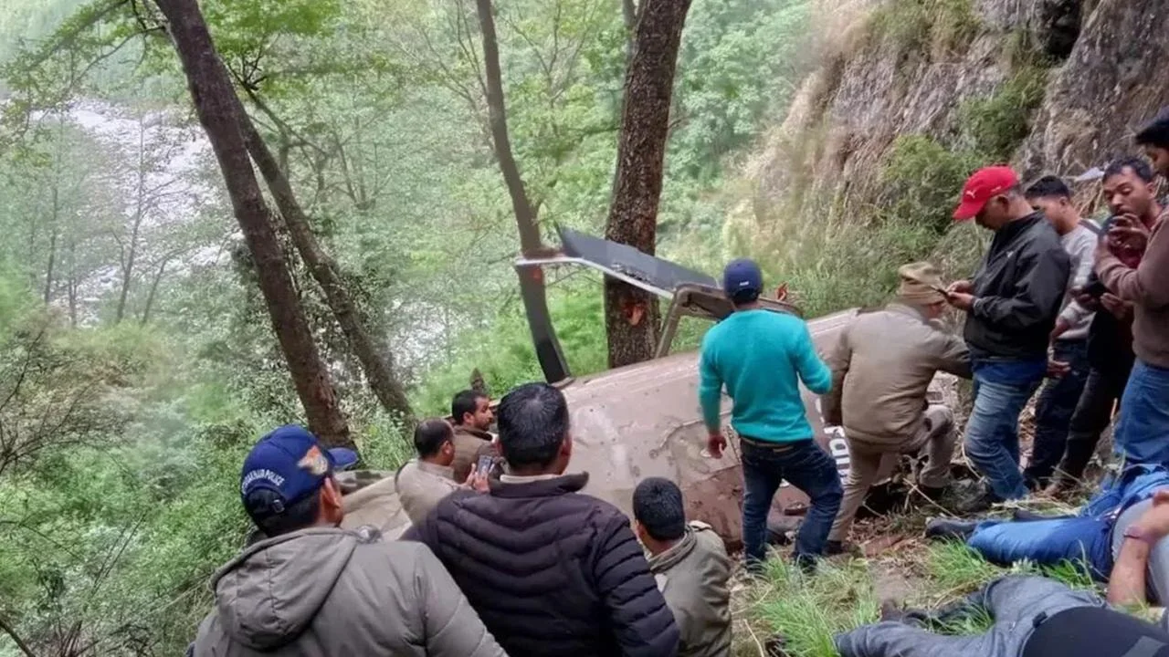 Hindistan'da helikopter düştü: 5 ölü
