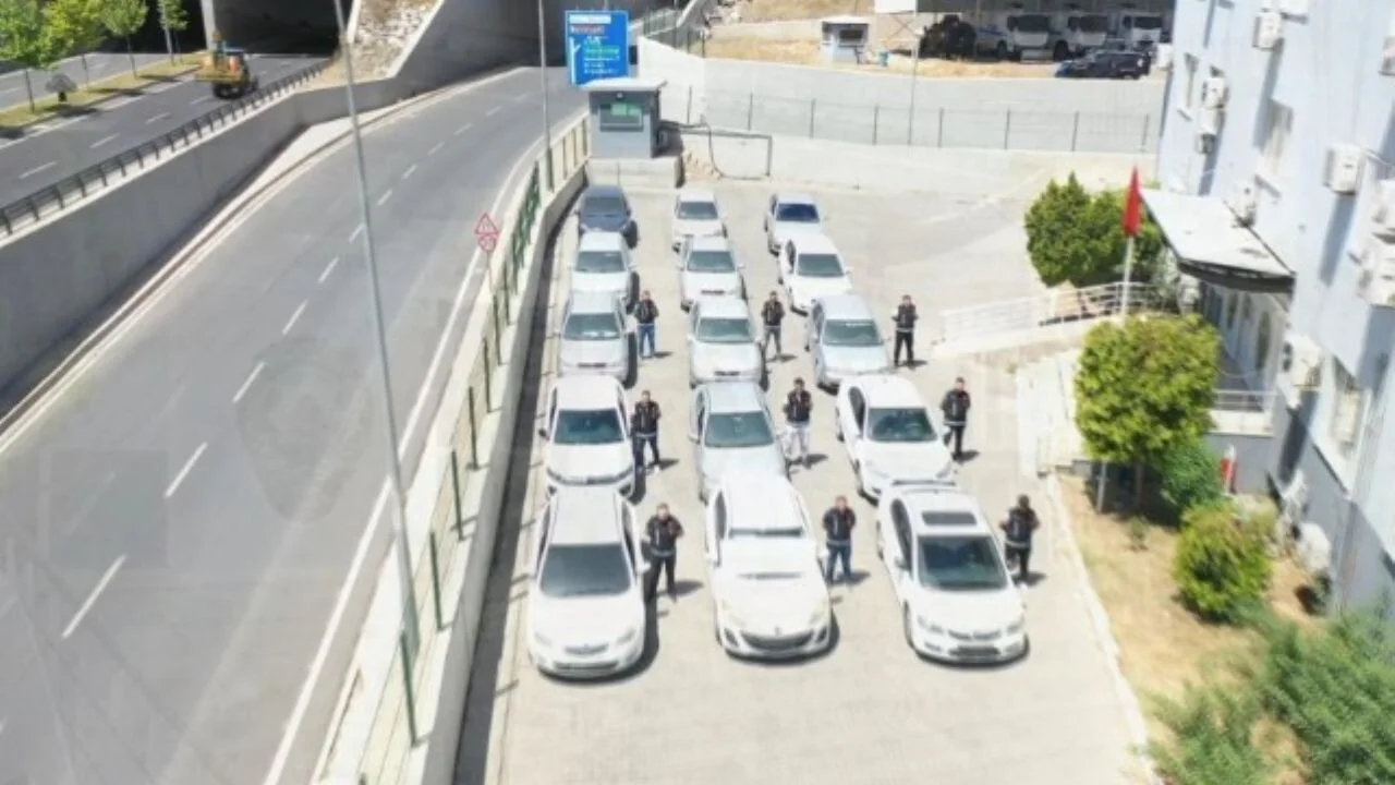 İstanbul'da şok operasyon: Change araçları yasal gibi satan çete çökertildi