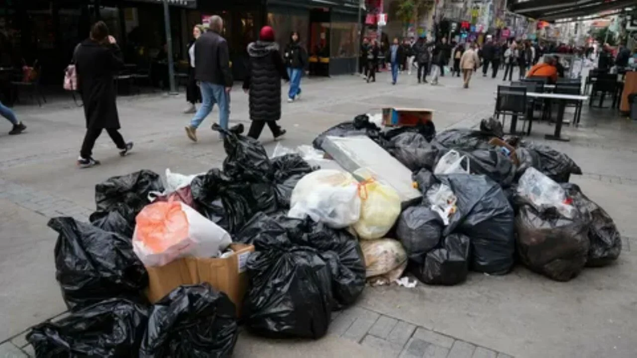İzmir'de belediye işçileri maaş isyanıyla iş bıraktı