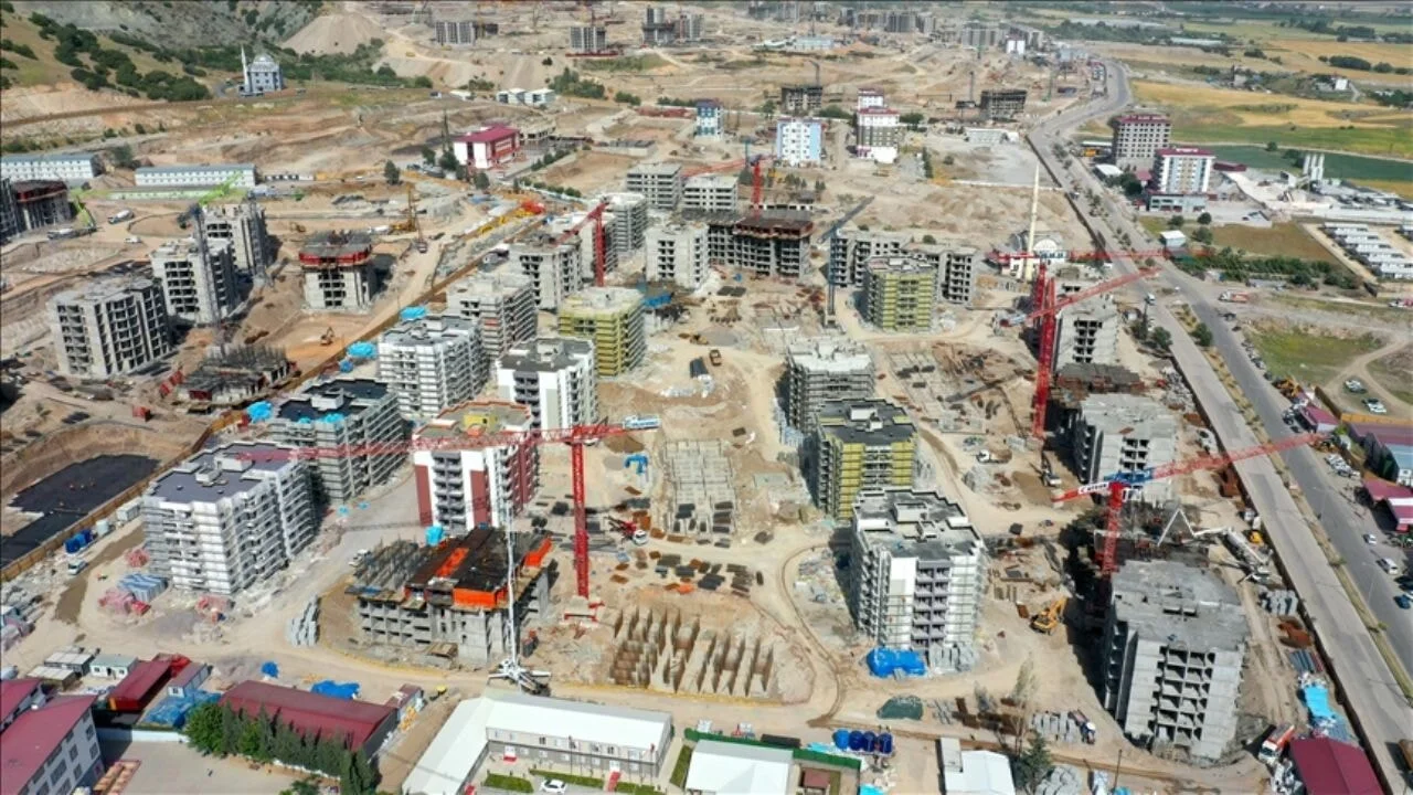 Kahramanmaraş'ın en büyük şantiyesinde konutlar ve iş yerleri yıl sonunda teslim edilecek