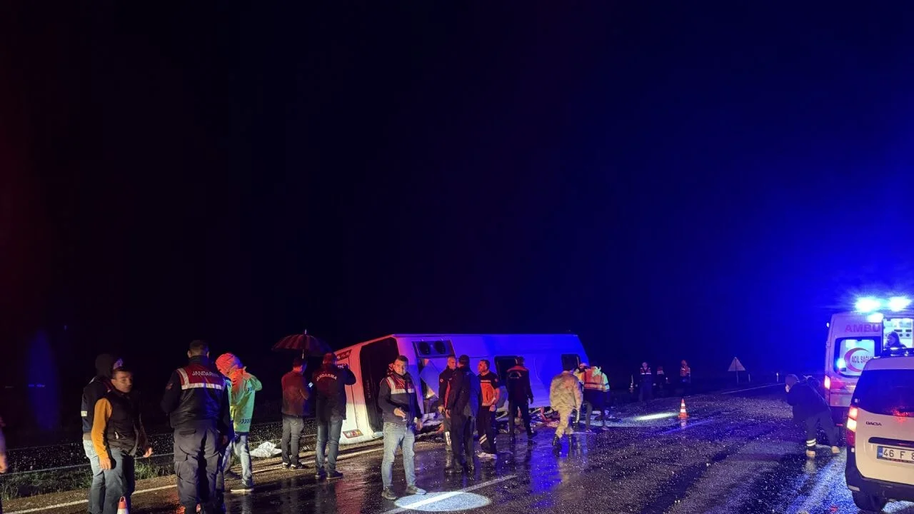 Kahramanmaraş'ta korkunç kaza! Minibüs devrildi, ölü ve yaralılar var