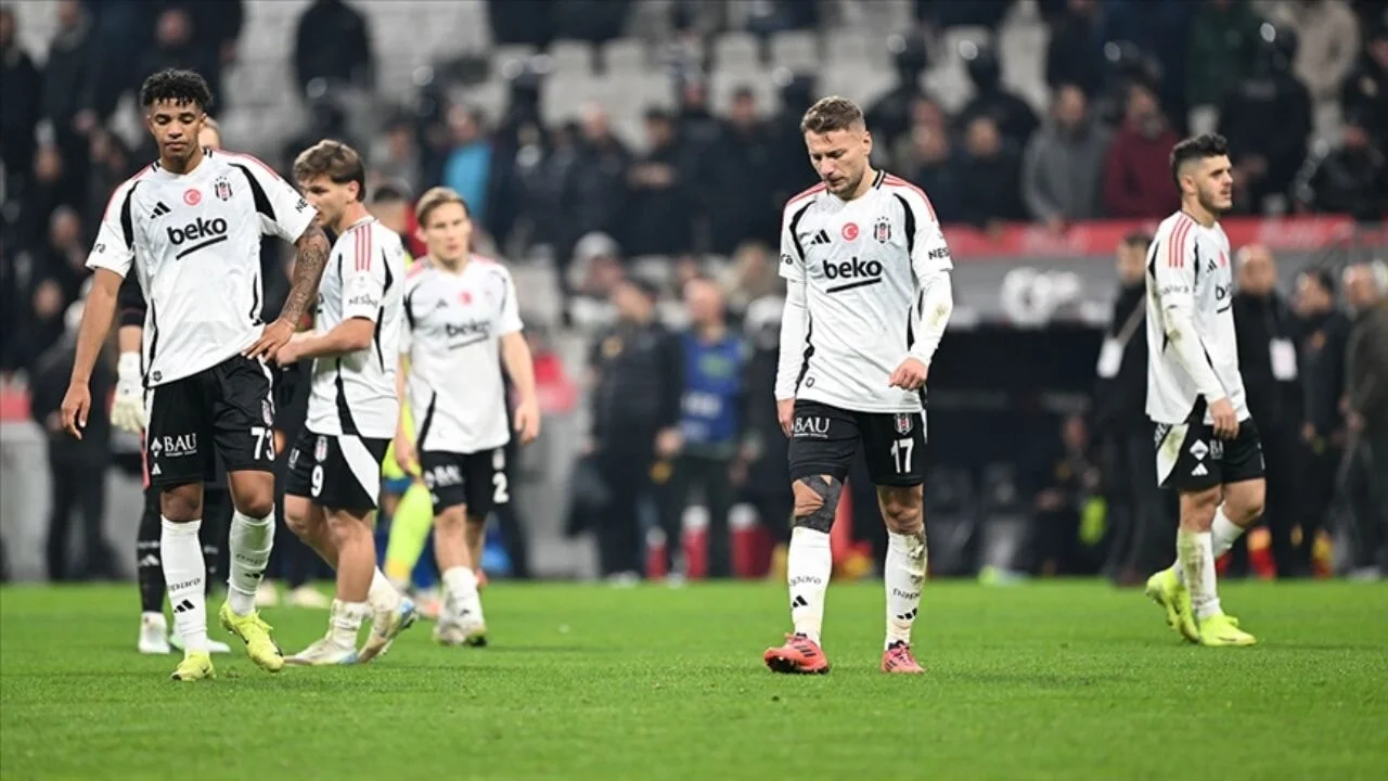 Kartal evinde yine kaybetti: Beşiktaş, Çaykur Rizespor'a 2-1 yenildi: Üçüncülük yarışı kızışıyor: Beşiktaş tehlikede