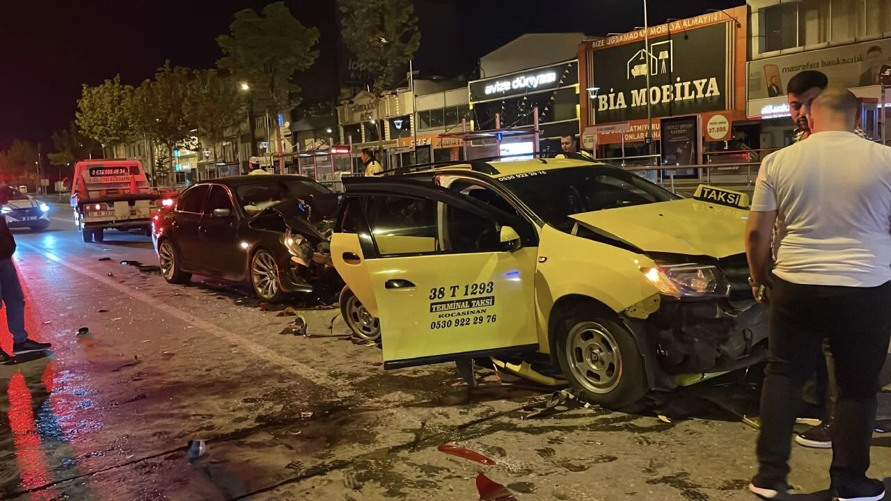 Kayseri'de sabah saatlerinde facia! 4 araç kazaya karıştı