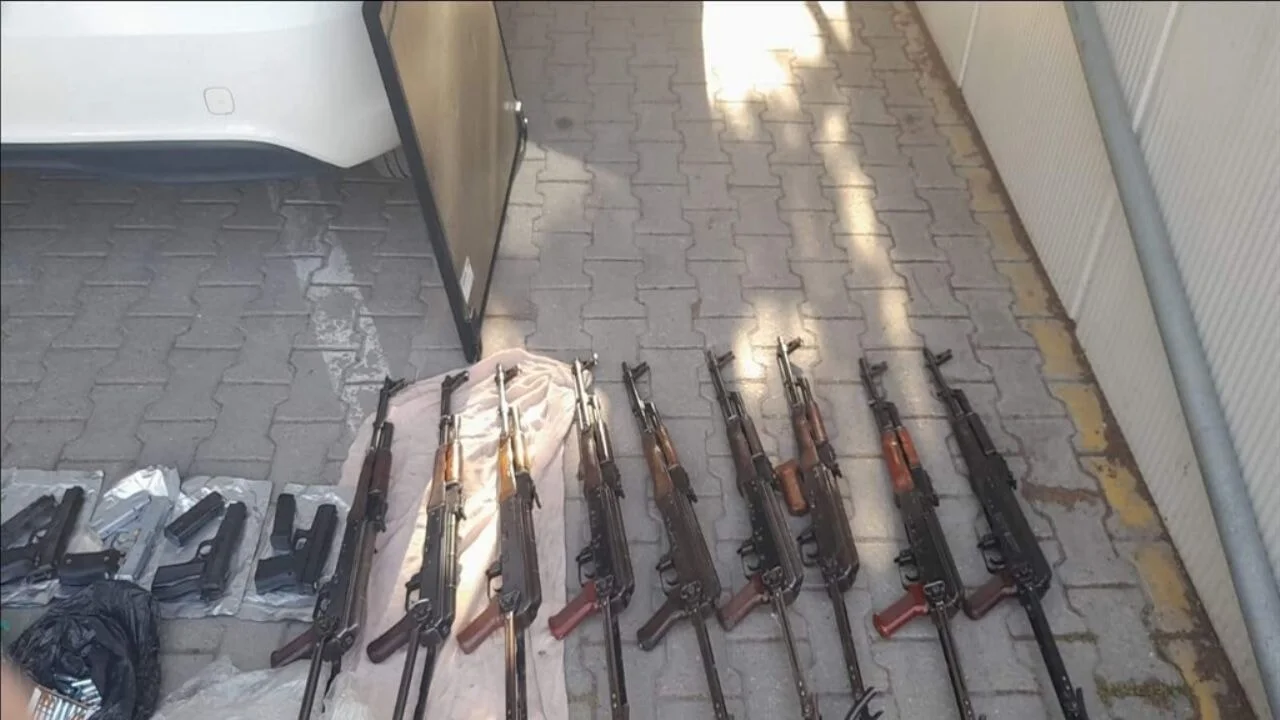 Kiralık araçtan Kalaşnikof tüfekler çıktı; 1 polis gözaltında