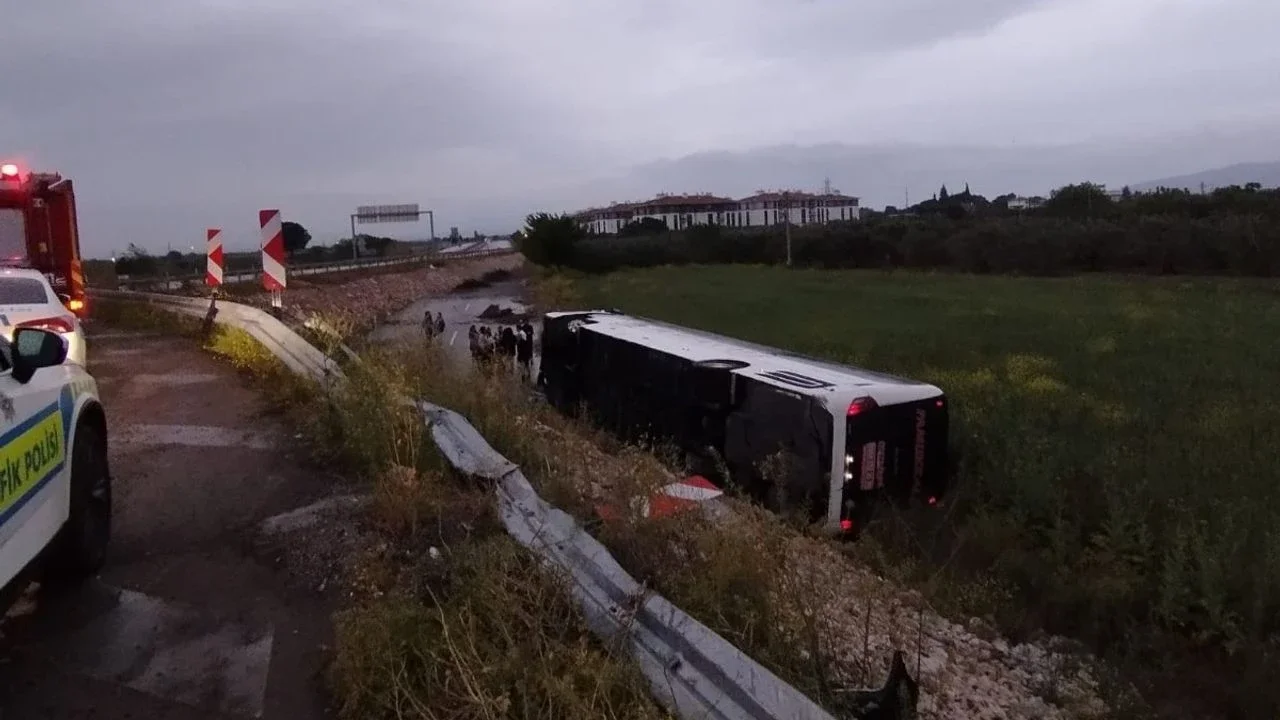 Manisa'da feci kaza: Yolcu otobüsü devrildi