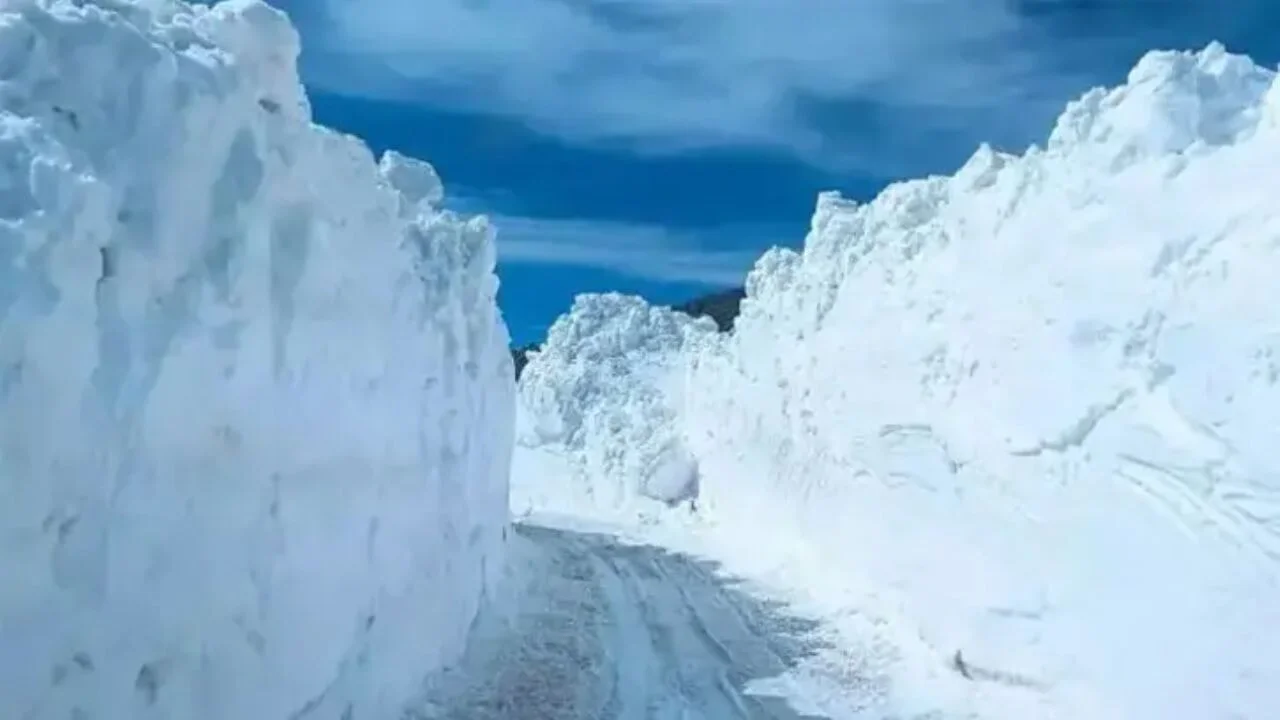 Mayıs ayında karla boğuşan kent! Hakkari'de 3 metreyi bulan kar yolları kapattı