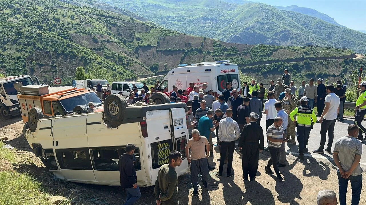 Şemdinli'de öğrenci servisi devrildi!