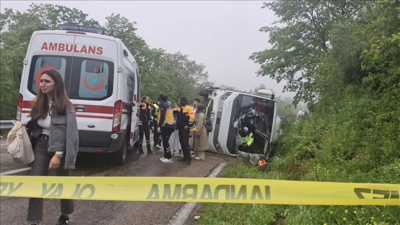 Sinop'ta öğrencileri taşıyan otobüs kaza yaptı: 18 yaralı