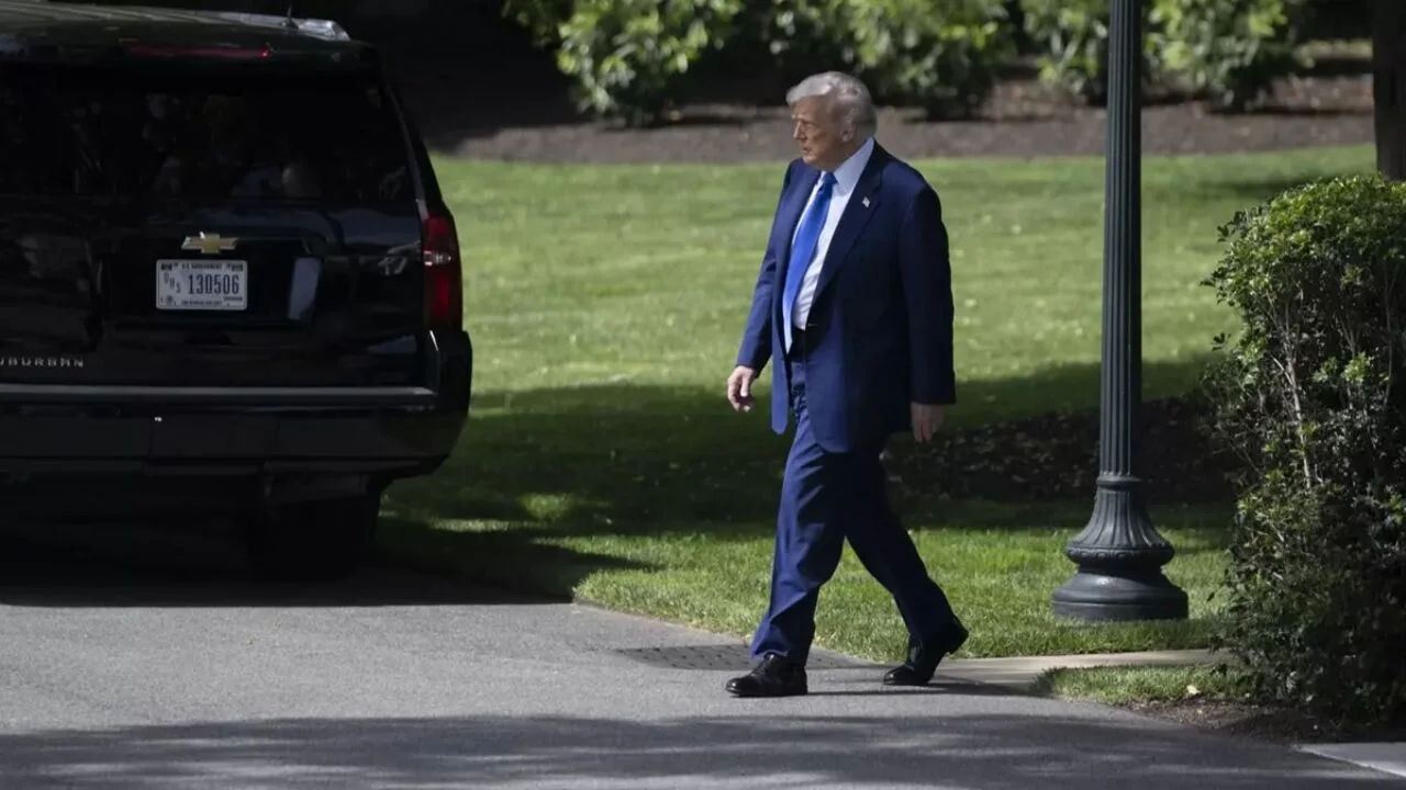 Trump geri döndü, uçağa alınmadılar!