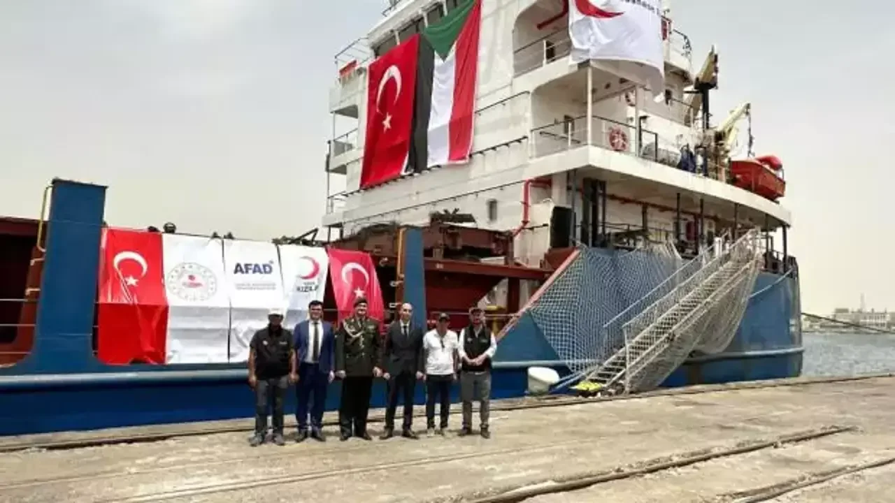 Türkiye'den gönderilen '2. İyilik Gemisi' Sudan'a ulaştı