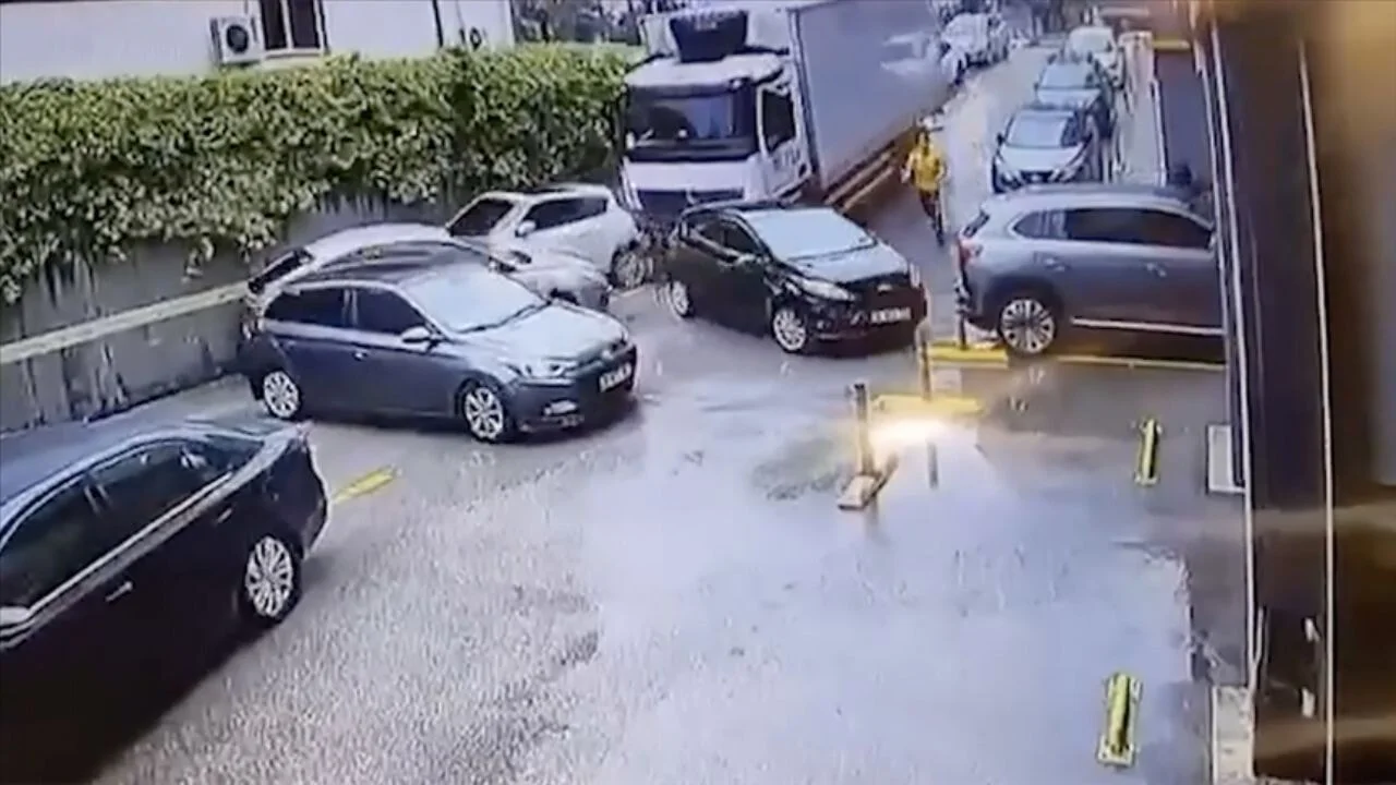 Tuzla'da yokuşta duran kamyonun hareket etmesi sonucu 5 araçta hasar oluştu