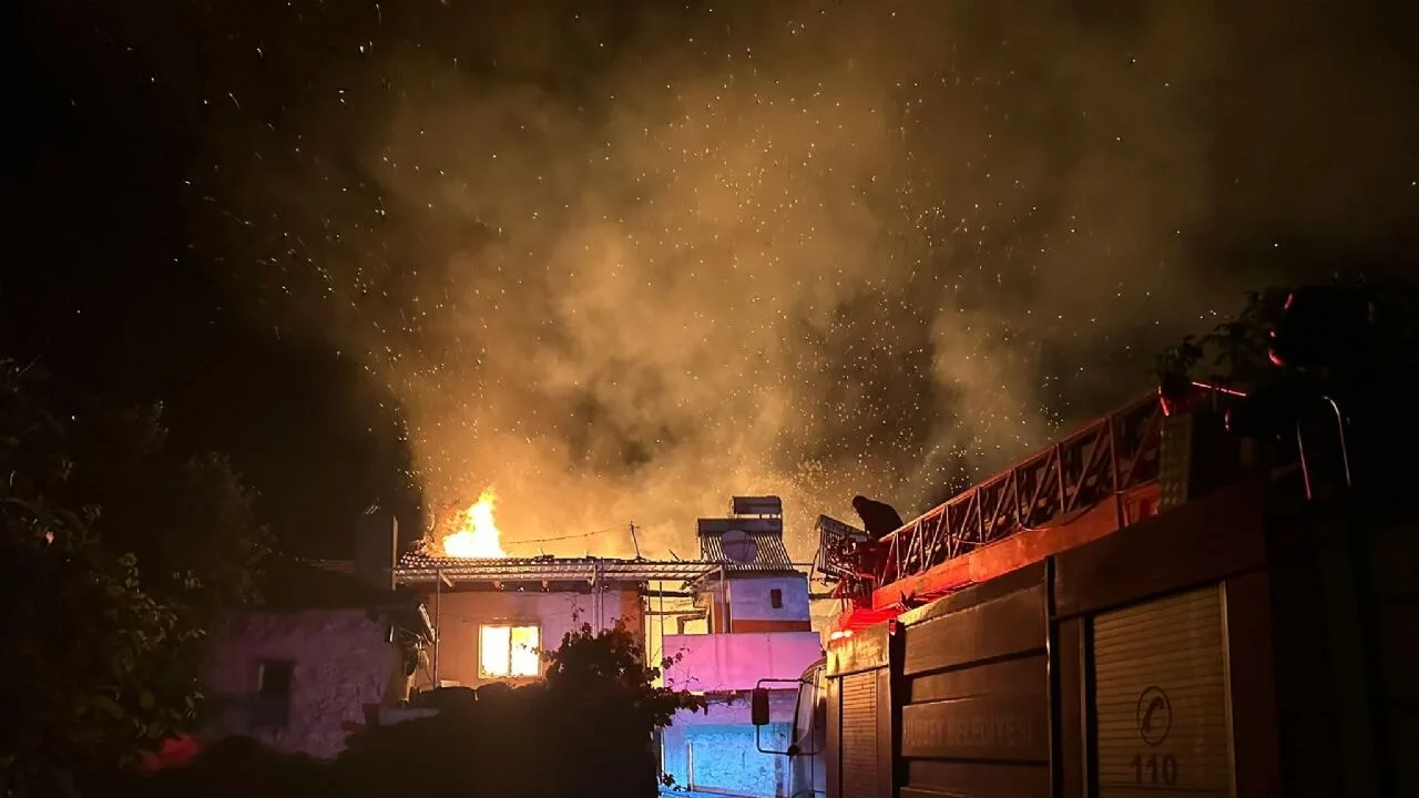 Uşak Ulubey yangını: 3 ev kullanılamaz duruma geldi, soruşturma başlatıldı