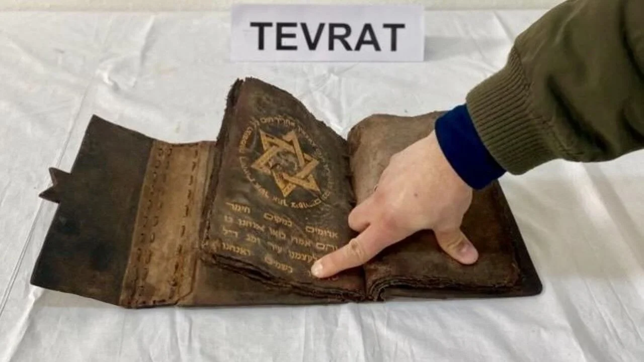 700 yıllık Tevrat ele geçirildi
