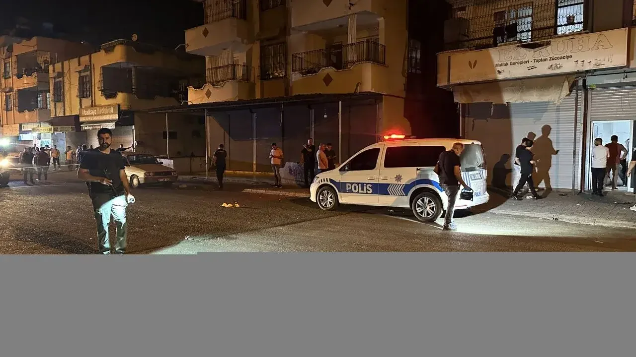 Adana'da gece yarısı çatışma: Silah sesleri mahalleyi inletti
