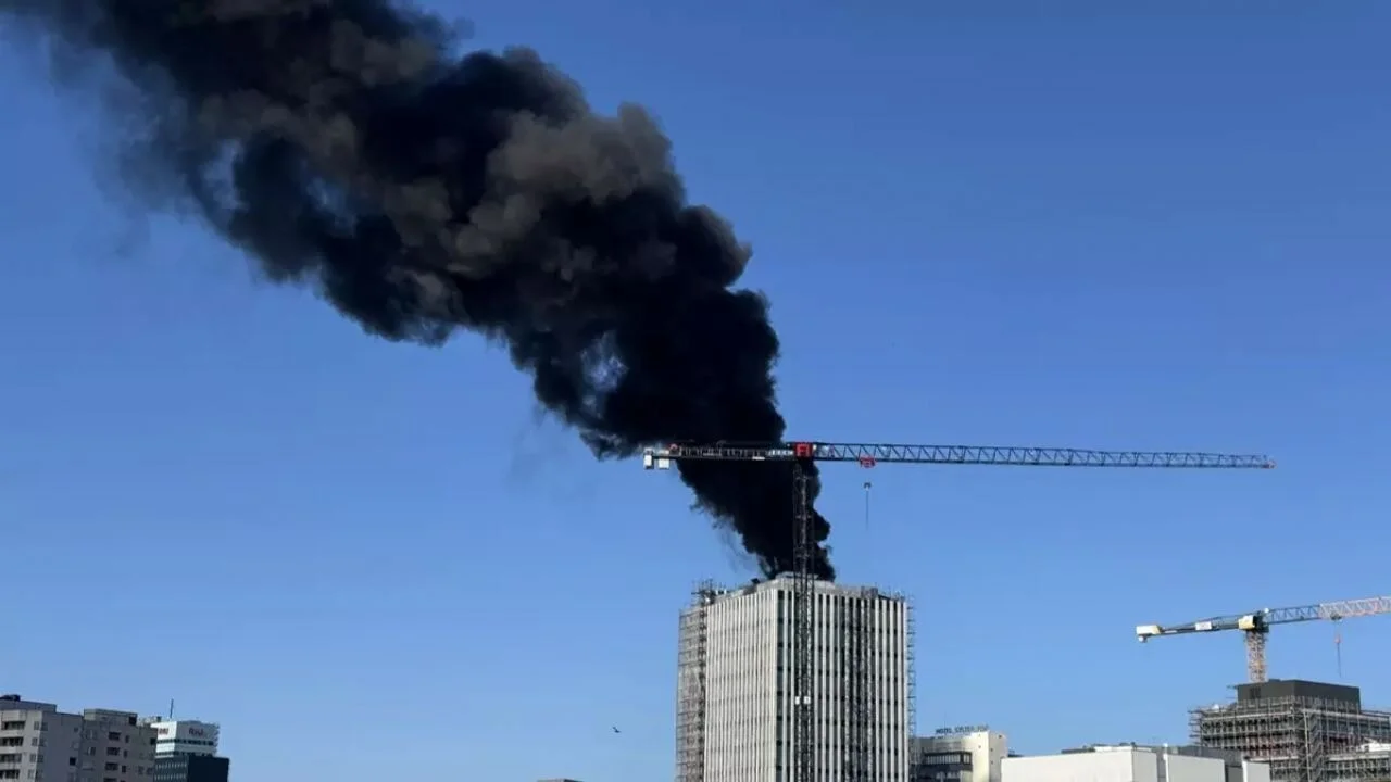 Almanya Berlin'de yüksek katlı binada patlamalar meydana geldi