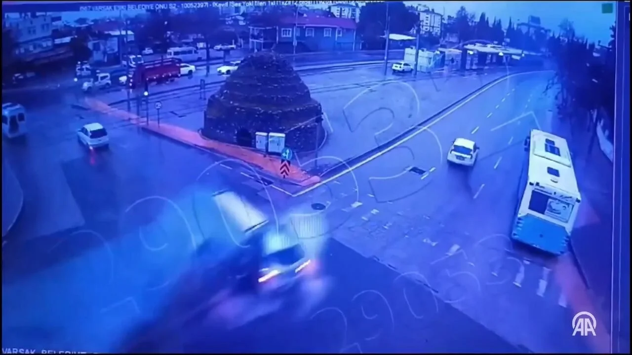 Bakan Yerlikaya, kırmızı ışık ihlali nedeniyle yaşanan trafik kazasının görüntüsünü paylaştı