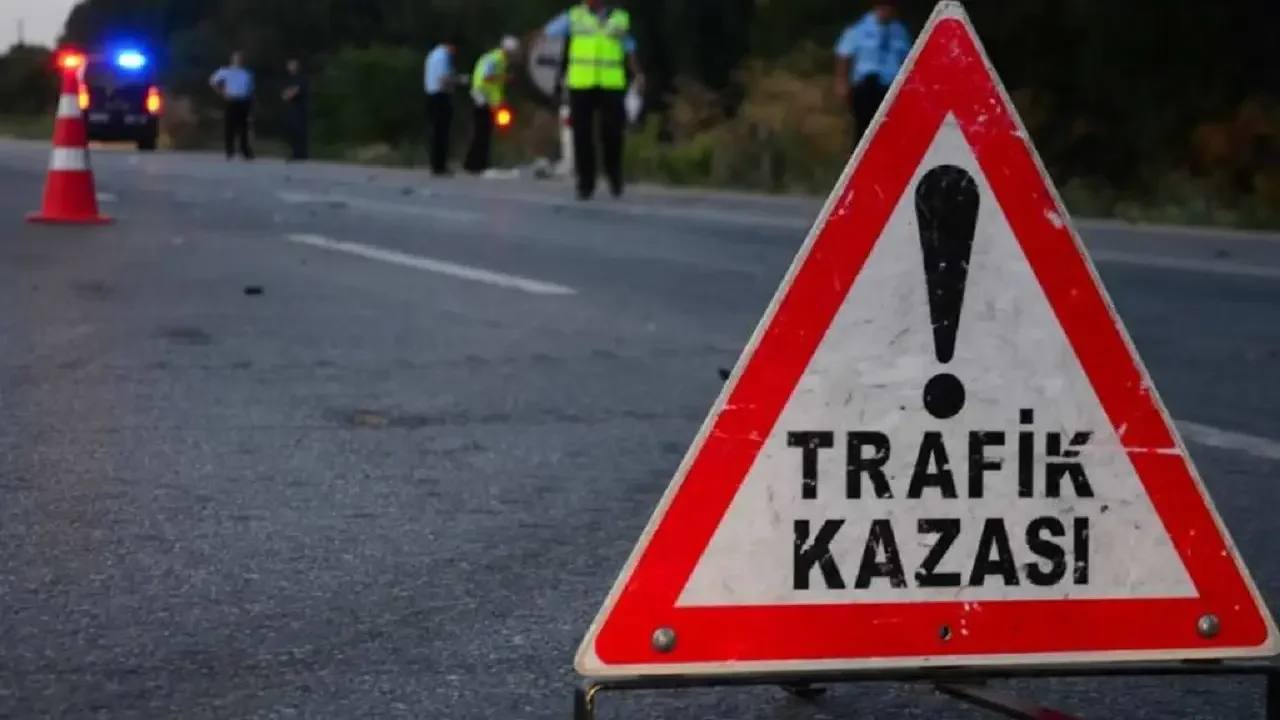 Balıkesir'de feci kaza: Otomobil emniyet şeridindeki TIR'a çarptı