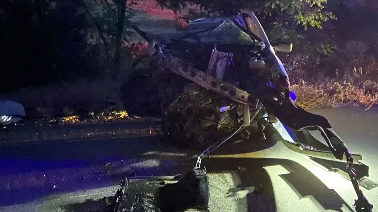 Balıkesir'de trafik kazası: Tıra çarpan otomobilde 3 ölü