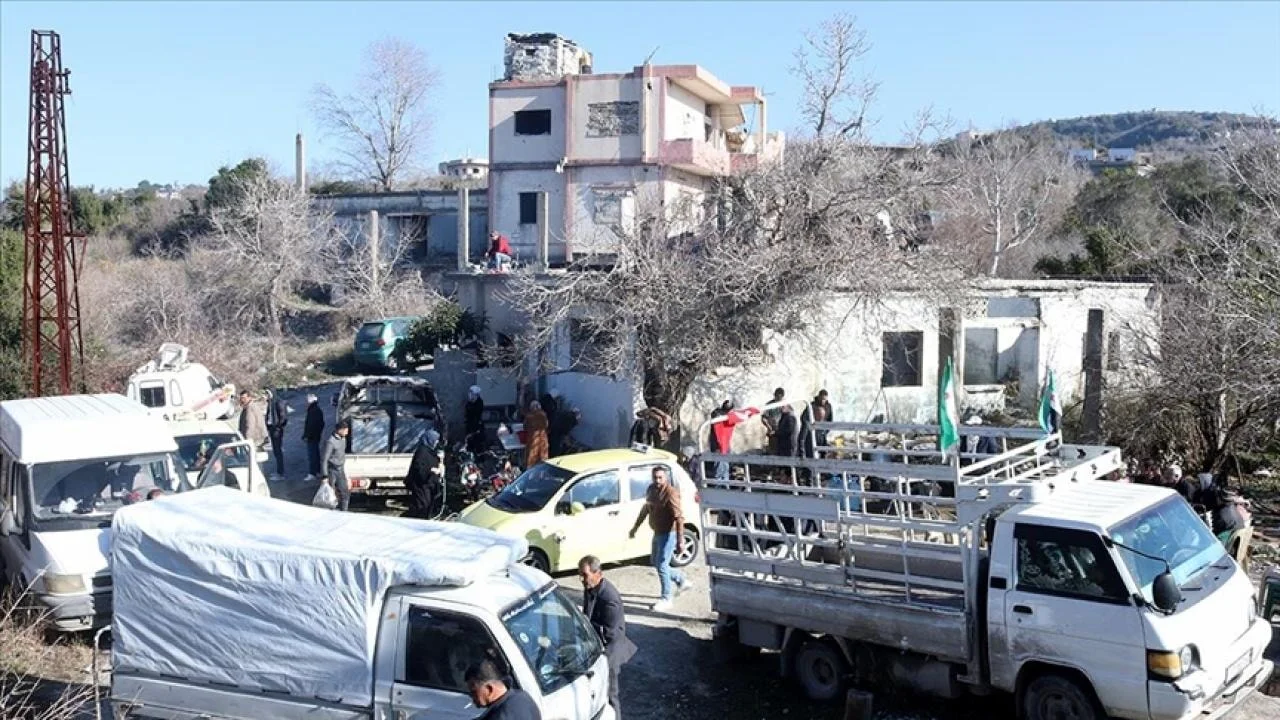 Binlerce Suriyeli evlerine dönmeye devam ediyor