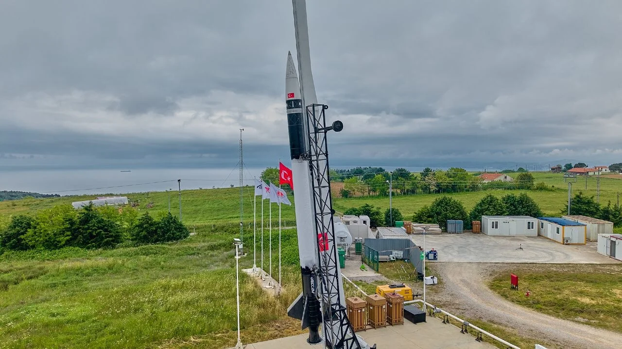 DeltaV tarafından geliştirilen iki kademeli hibrit roket sistemiyle gerçekleştirilen testte irtifa rekoru kırıldı