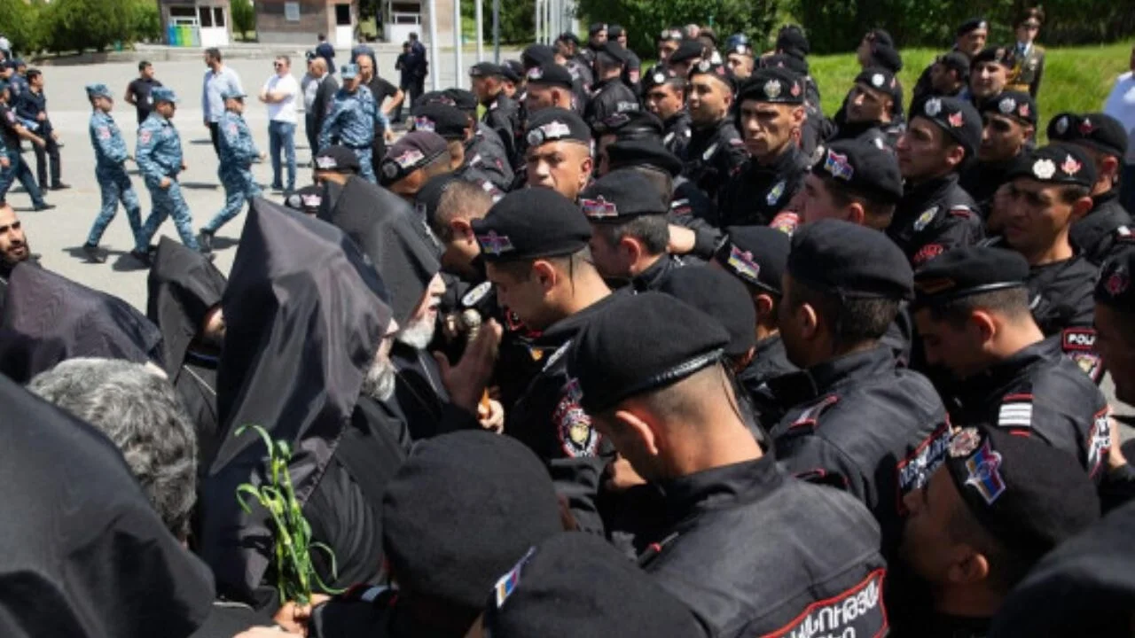 Ermenistan karıştı! 'Darbeci kilise'-hükümet kavgası...