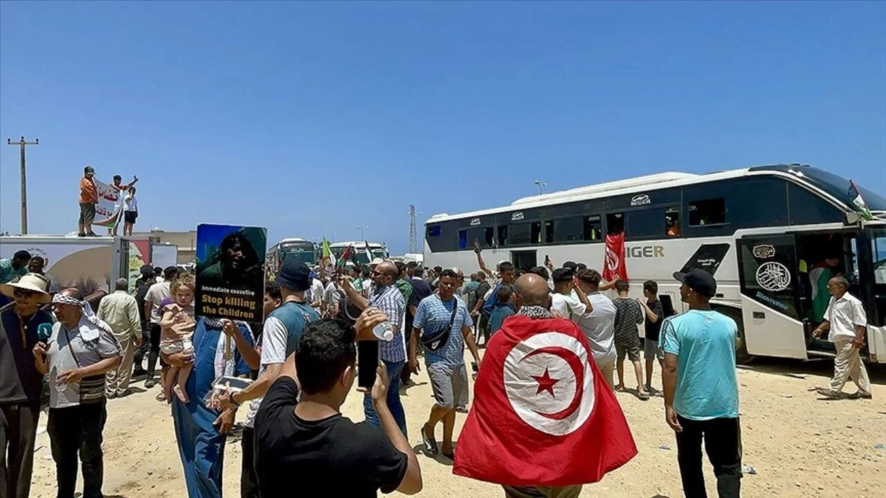 Gazze'ye ilerleyen Mağrib Direniş Konvoyu, Libya'nın Misrata kentinde güllerle karşılandı