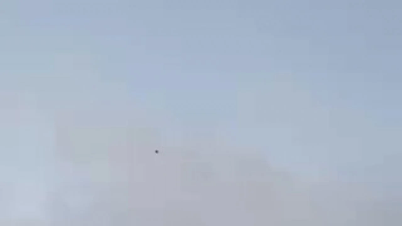 İran füzesinin İsrail-Beerşeba'da binayı vurma anı